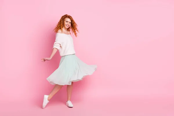 Portrait photo de jeune fille souriant tournant en jupe dansant sur des vacances isolé couleur rose pastel fond — Photo