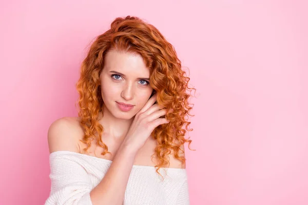 Foto de jovem atraente menina feliz sorriso positivo mão toque bochecha fantasia isolada sobre fundo cor pastel — Fotografia de Stock