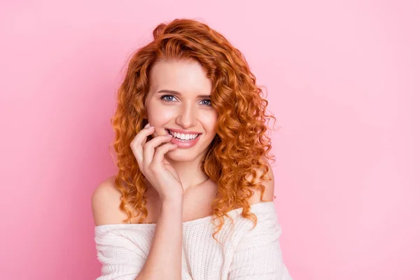 Foto de jovem atraente menina feliz sorriso positivo foxy cabelo dedo tocar dentes isolados sobre fundo cor pastel — Fotografia de Stock