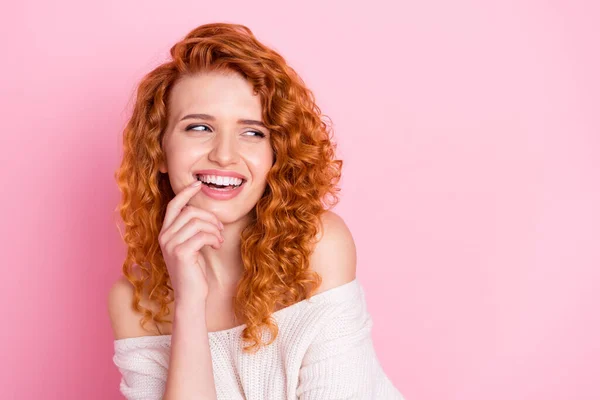 Foto de menina atraente jovem feliz sorriso positivo flertar olhar espaço vazio isolado sobre fundo cor pastel — Fotografia de Stock