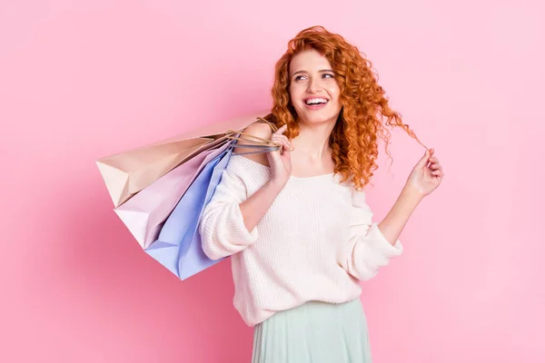 Φωτογραφία του νεαρού κοριτσιού χαρούμενο θετικό χαμόγελο shopaholic τσάντες πώληση κατάστημα έκπτωση ματιά κενό χώρο απομονώνονται σε ροζ φόντο χρώμα — Φωτογραφία Αρχείου