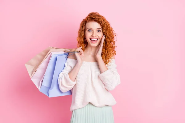 Φωτογραφία του νέου κοριτσιού έκπληκτος σοκαρισμένος χαρούμενος θετική πώληση χαμόγελο ψώνια απομονωμένο πάνω από ροζ φόντο χρώμα — Φωτογραφία Αρχείου