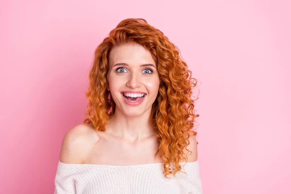 Foto retrato de niña pelirroja sonriente alegre asombrado mirando con la boca abierta aislado pastel color rosa fondo — Foto de Stock