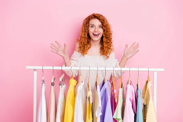 Zdjęcie portret rudych włosów dziewczyna zdumiony robi zakupy w butiku wybierając ubrania overjoyed odizolowany pastelowy różowy kolor tła — Zdjęcie stockowe