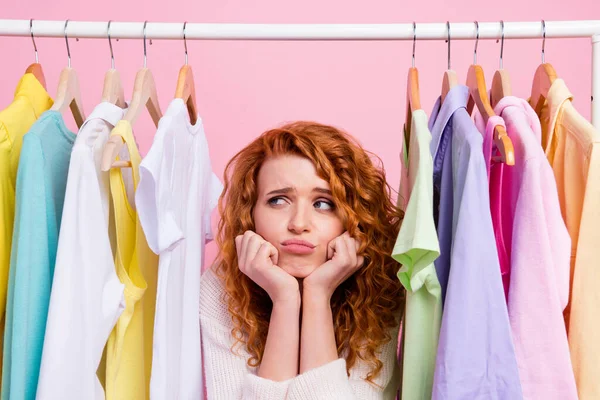 Foto de niña infeliz disgustada no hacer ahora lo que elegir nueva colección de ropa aislada sobre fondo de color pastel —  Fotos de Stock