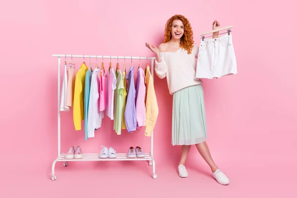 Ganzkörper-Foto von jungen Mädchen glücklich positives Lächeln Kleiderschrank kaufen Nachrichten Rock isoliert über rosa Farbe Hintergrund — Stockfoto