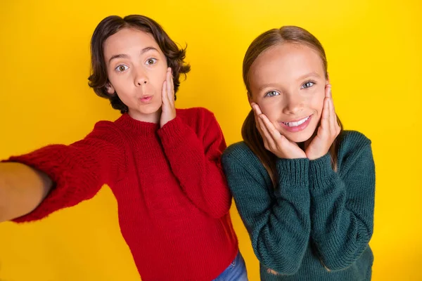 Autorretrato de pareja alegre atractiva que tiene buen humor divertido aislado sobre fondo de color amarillo brillante —  Fotos de Stock