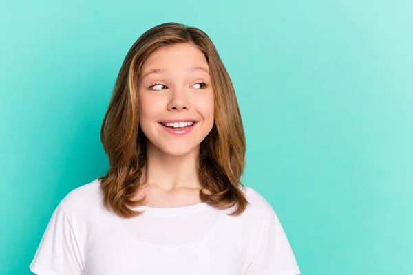 Foto ritratto bambina sorridente allegro cercando spazio vuoto curioso in abiti casual isolato vivido sfondo color verde acqua — Foto Stock