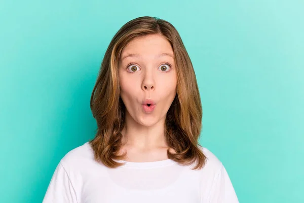 Φωτογραφία πορτρέτο κοριτσάκι έκπληκτος κοιτάζοντας με ανοιχτό στόμα απομονωμένο ζωντανό φόντο teal χρώμα — Φωτογραφία Αρχείου