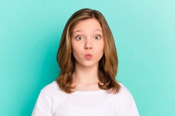Foto portrét holčička ukazuje vzduch polibek na sobě bílé tričko izolované pulzující teal barva pozadí — Stock fotografie