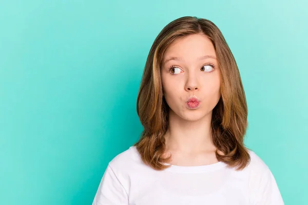 Foto retrato niña mostrando beso de aire usando camiseta blanca mirando copyspace aislado color verde azulado fondo — Foto de Stock