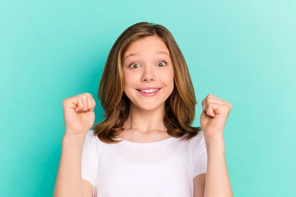 Foto retrato niña feliz gesto como ganador aislado vivo color turquesa fondo — Foto de Stock