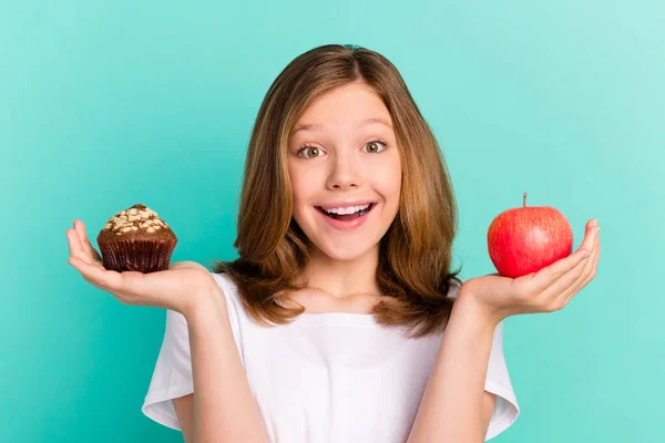 Foto portret meisje schalen zoete cupcake appel glimlachen gelukkig geïsoleerde heldere teal kleur achtergrond — Stockfoto