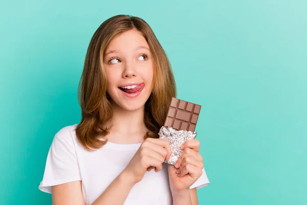 フォトポートレート女の子笑顔幸せな食べるチョコレートプレートなめるクリップ見るコピースペース隔離された鮮やかなティール色の背景 — ストック写真