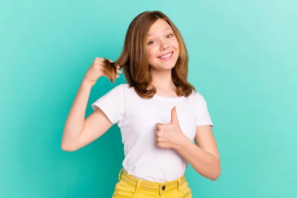 Foto retrato menina mostrando cabelo termina polegar-up gesto isolado vibrante cor teal fundo — Fotografia de Stock