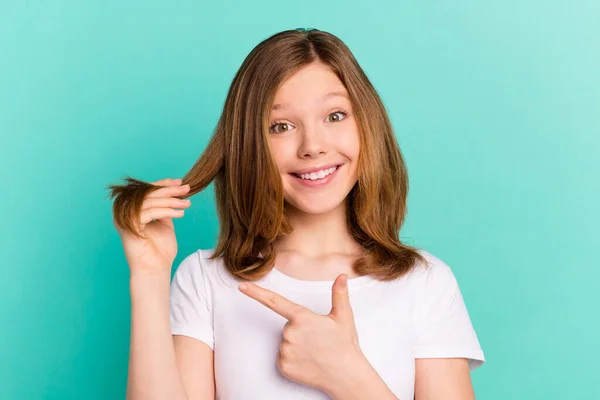 Foto retrato chica mostrando las puntas del pelo dedo sonriente aislado color verde azulado fondo — Foto de Stock