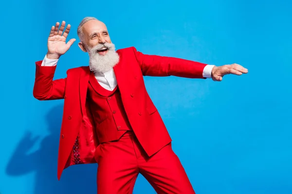 Foto do homem alegre sênior sorriso positivo feliz tem diversão dance disco olhar espaço vazio isolado sobre fundo de cor azul — Fotografia de Stock