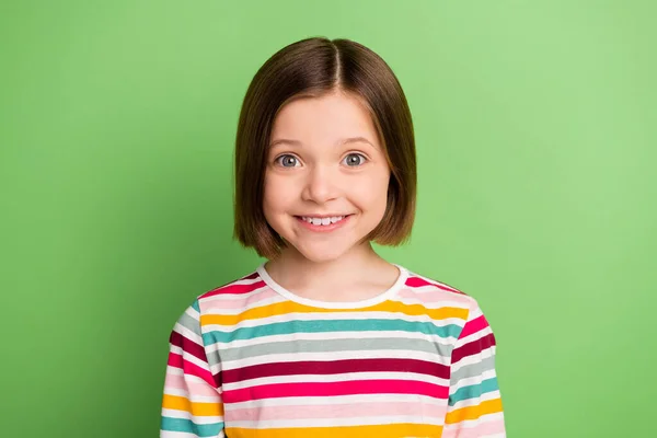 Foto de niña bonita impresionada usar camisa colorida aislada sobre fondo de color verde — Foto de Stock