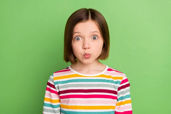 Foto de menina jovem feliz sorriso positivo lábios desfilados surpreso surpreso isolado sobre fundo de cor verde — Fotografia de Stock