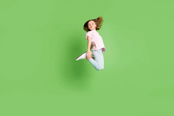 Full kropp profil sida foto av ung flicka glad positiv leende hoppa sura läppar isolerade över grön färg bakgrund — Stockfoto