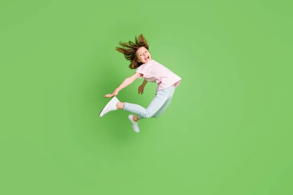 Foto lateral do perfil de tamanho completo da menina feliz sorriso positivo saltar para cima voar ar isolado sobre fundo de cor verde — Fotografia de Stock