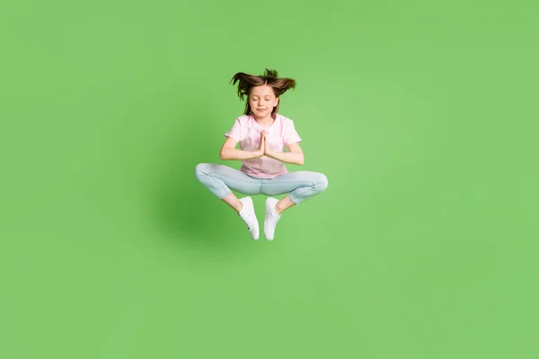 Полное фото тела молодой девушки счастливая положительная улыбка прыгать вверх медитировать йога om изолированы на зеленом фоне цвета — стоковое фото