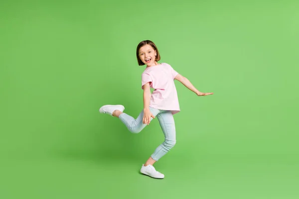 Full body profile boční fotografie mladé vzrušené dívky šťastný pozitivní úsměv těšit hudba tanec izolované přes zelenou barvu pozadí — Stock fotografie