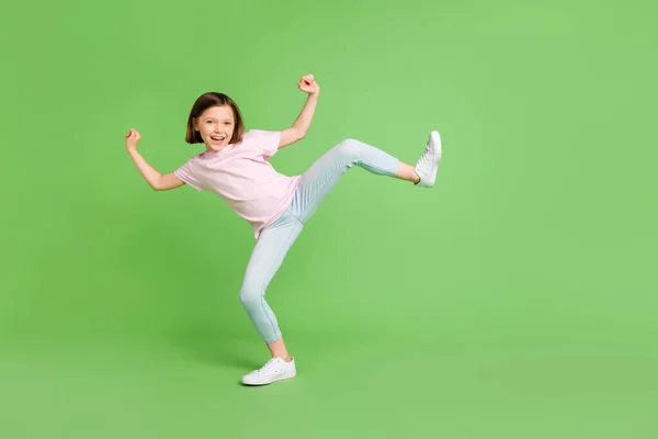 Tamaño completo perfil lado de la foto de la joven feliz sonrisa positiva juguetona tontería danza aislada sobre fondo de color verde —  Fotos de Stock