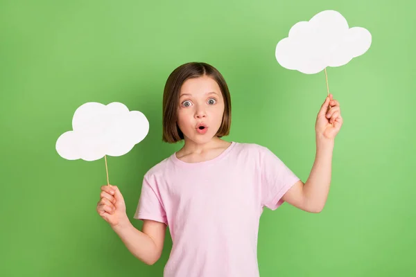Φωτογραφία του νεαρού κοριτσιού κατάπληκτος ειδήσεις κρατήσει σύννεφο φούσκα ραβδί πληροφορίες απομονωθεί πάνω από το πράσινο φόντο χρώμα — Φωτογραφία Αρχείου