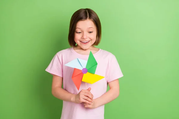 Fotografie mladé vzrušené dívky šťastný pozitivní úsměv vypadají větrník barevné izolované přes zelenou barvu pozadí — Stock fotografie