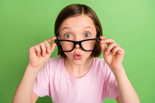 Foto di giovane ragazza stupito scioccato sorpreso vista sguardo occhiali da vista isolato su sfondo di colore verde — Foto Stock