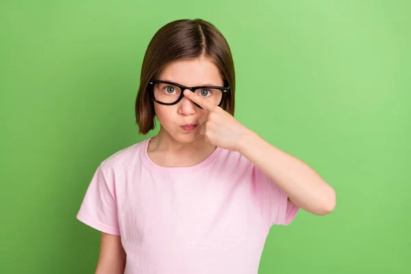 Photo de jeune fille fixer lunettes correctes doigt sérieux concentré isolé sur fond de couleur verte — Photo