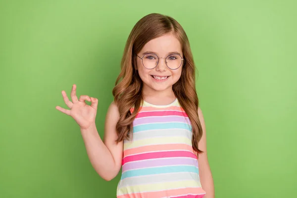 Photo portrait little girl showing okay sign smiling isolated pastel green color background — Stock Photo, Image