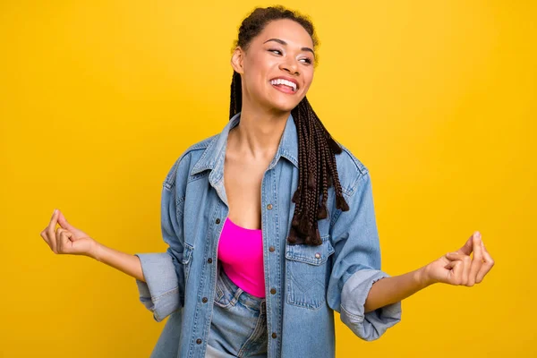 Photo de jeune fille noire joyeuse heureux sourire positif clink doigts disco isolé sur fond de couleur jaune — Photo