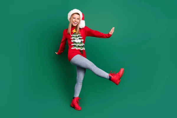 Comprimento total tamanho do corpo vista de menina alegre atraente dançando dezembro bom humor isolado sobre fundo de cor verde — Fotografia de Stock