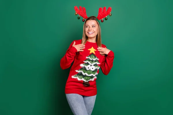 Retrato de menina alegre atraente vestindo chifres de veado vermelho Eve Noel olhando para o espaço de cópia isolada sobre fundo de cor verde — Fotografia de Stock