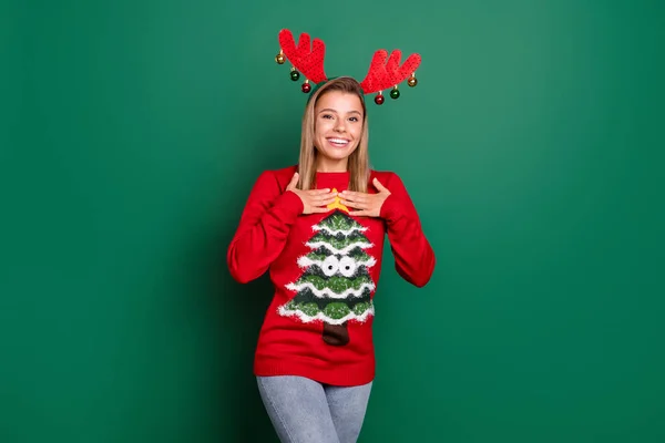 Porträt von attraktiven fröhlich erstaunt Mädchen trägt Rothirschhörner Eve Noel Tag isoliert über grüne Farbe Hintergrund — Stockfoto