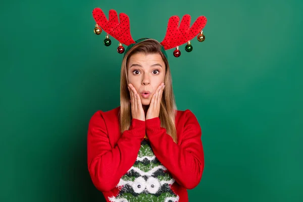Портрет привабливої здивованої дівчини в червоних оленячих вухах вау реакція продаж різдвяний час ізольований на зеленому кольоровому фоні — стокове фото