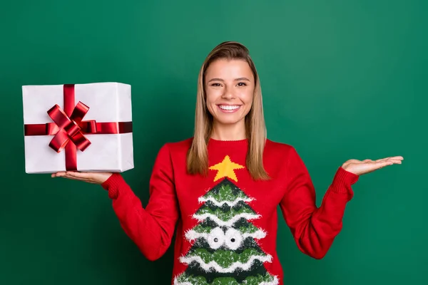 Porträt von attraktiven trendigen fröhlichen Mädchen hält in den Händen auf Handfläche Kopierraum Anzeige isoliert über grünen Farbhintergrund — Stockfoto