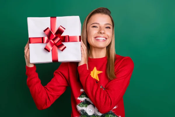 Portrét atraktivní veselá dívka drží v ruce dárkové krabice dobrou náladu Eve Noel izolované přes zelenou barvu pozadí — Stock fotografie