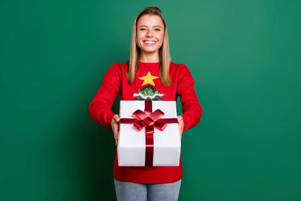 Portrét atraktivní veselé blondýny dívka drží dárek box tradice izolované přes zelenou barvu pozadí — Stock fotografie