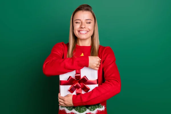 Porträt von attraktiven verträumt fröhlich Mädchen umarmt Geschenkbox Dezember angenehme Tradition isoliert über grüne Farbe Hintergrund — Stockfoto