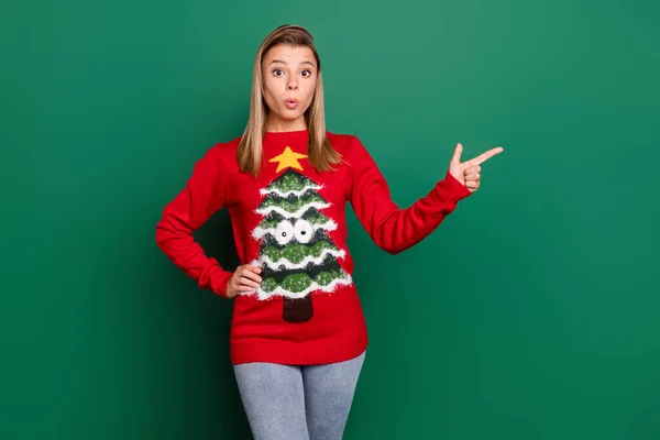 Retrato de menina atraente na moda surpreendido demonstrando espaço de cópia solução de venda anúncio isolado sobre fundo de cor verde — Fotografia de Stock