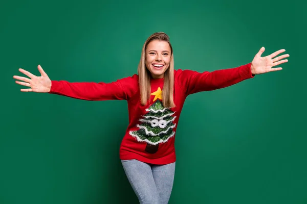 Porträt von attraktiven fröhlichen freundlichen Mädchen umarmt Sie Willkommensparty Dezember isoliert über grüne Farbe Hintergrund — Stockfoto
