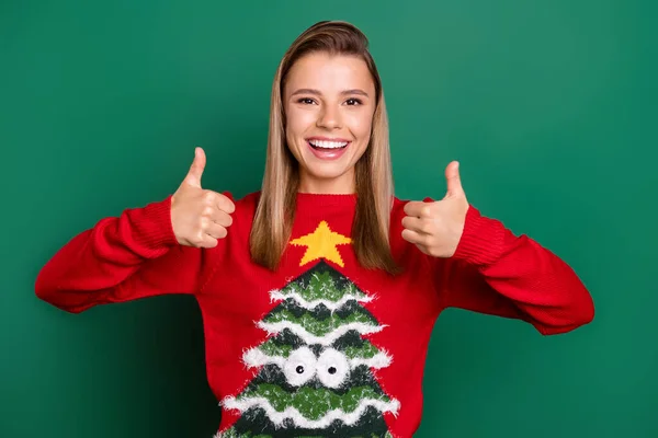 Портрет привабливої веселої впевненої дівчини, що показує подвійний великий палець грудневий різдвяний час ізольовано на фоні зеленого кольору — стокове фото