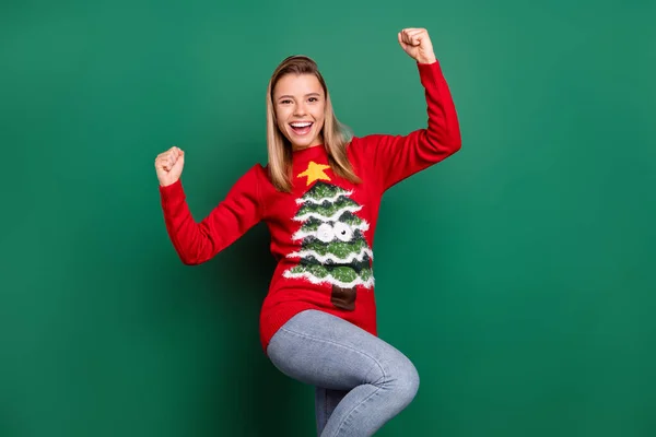 Retrato de atraente alegre menina sortuda dançando regozijo se divertindo Eve Noel isolado sobre fundo de cor verde — Fotografia de Stock