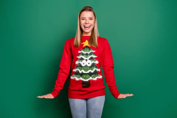 Retrato de menina alegre atraente vestindo jumper casual acolhedor se divertindo bom humor isolado sobre fundo de cor verde — Fotografia de Stock