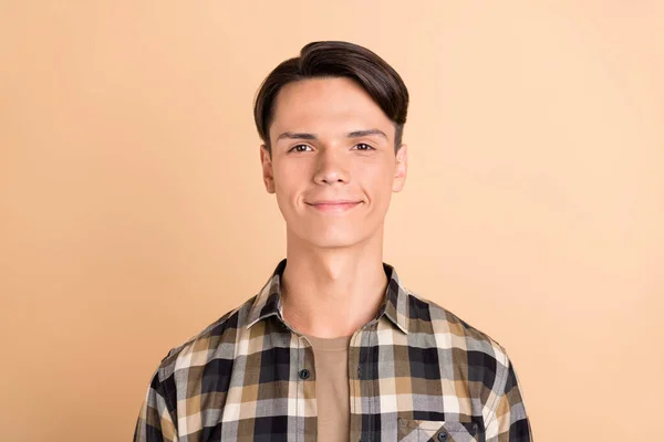 Foto von Millennial netter Kerl tragen kariertes Hemd isoliert auf beige Hintergrund — Stockfoto