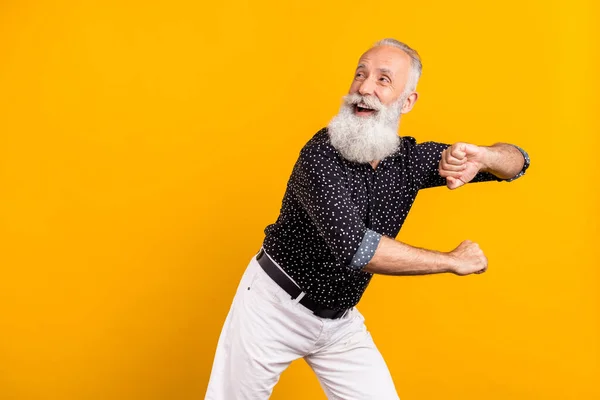 Foto porträtt man bär skjorta leende dans på fest koppla av på helgen isolerad levande gul färg bakgrund — Stockfoto