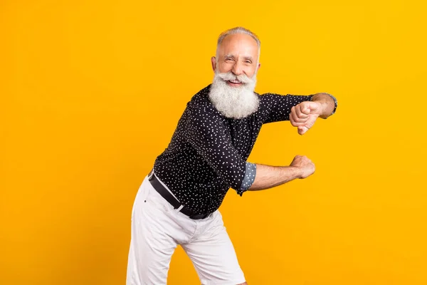 Foto van oude gelukkige grootvader goed humeur handen zomer weekend vakantie geïsoleerd op gele kleur achtergrond — Stockfoto